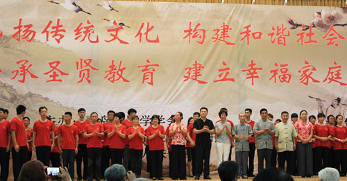 乐好集团董事长崔树彬与所有义工合影留念