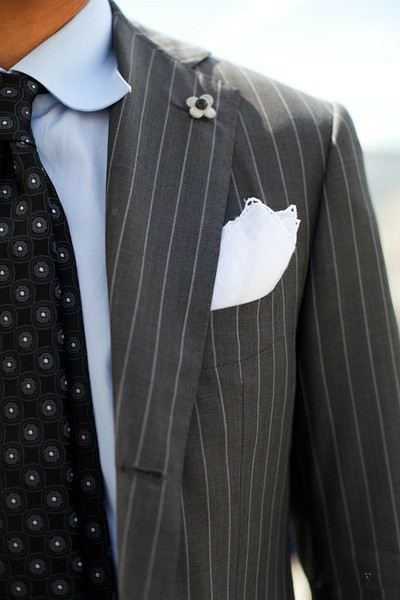 竖条西装配方巾