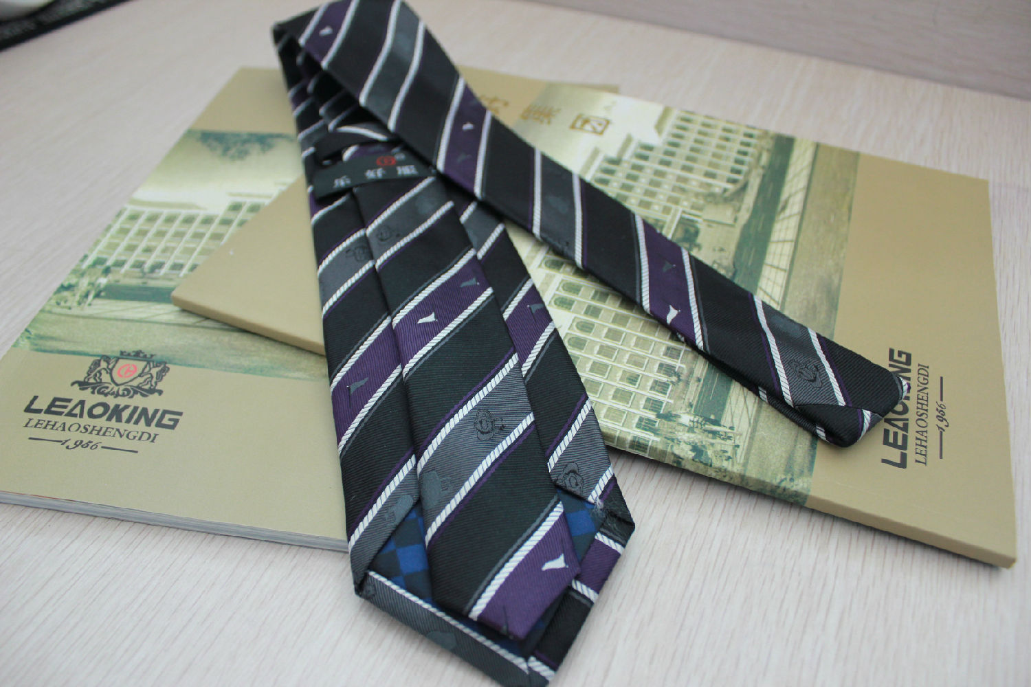 两条纹旗帜领带