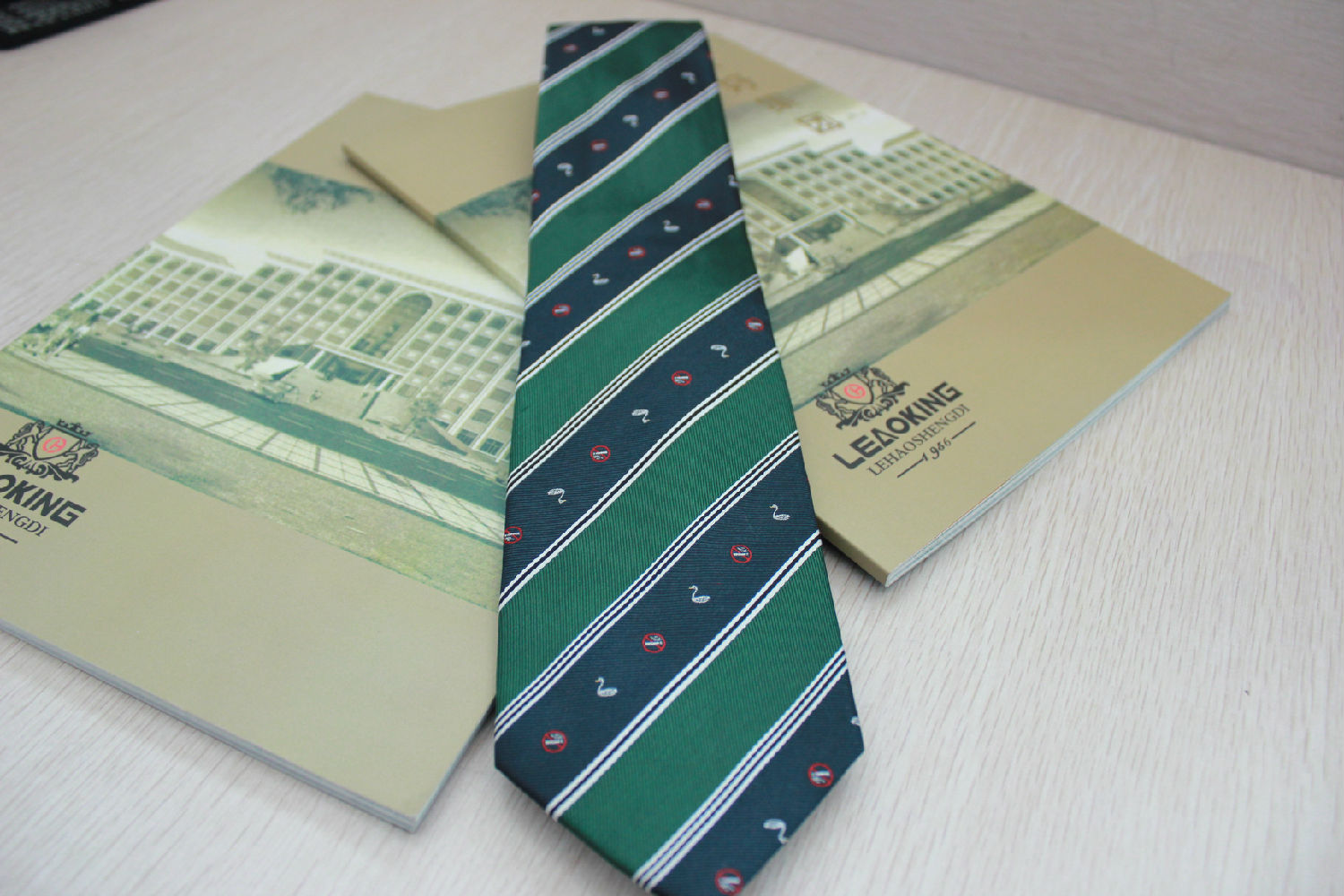 天鹅图案领带-乐好千秋