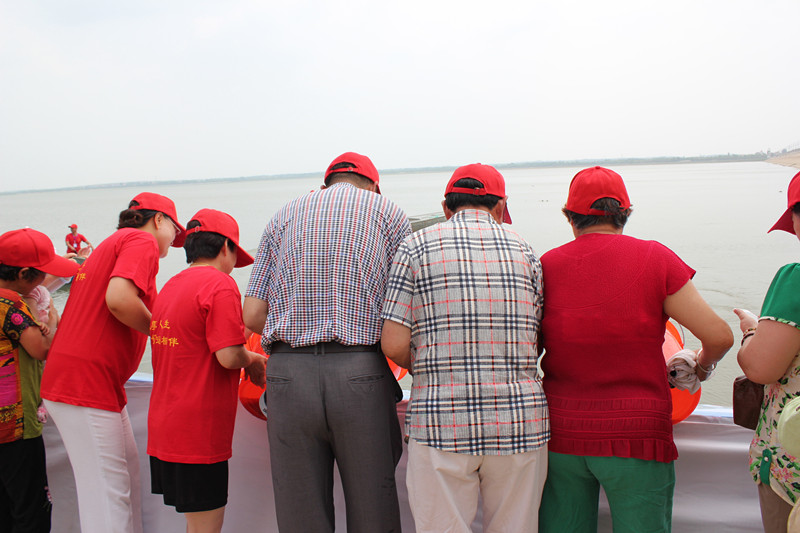 乐好集团监事会主席崔乐好先生携夫人参加放养活动