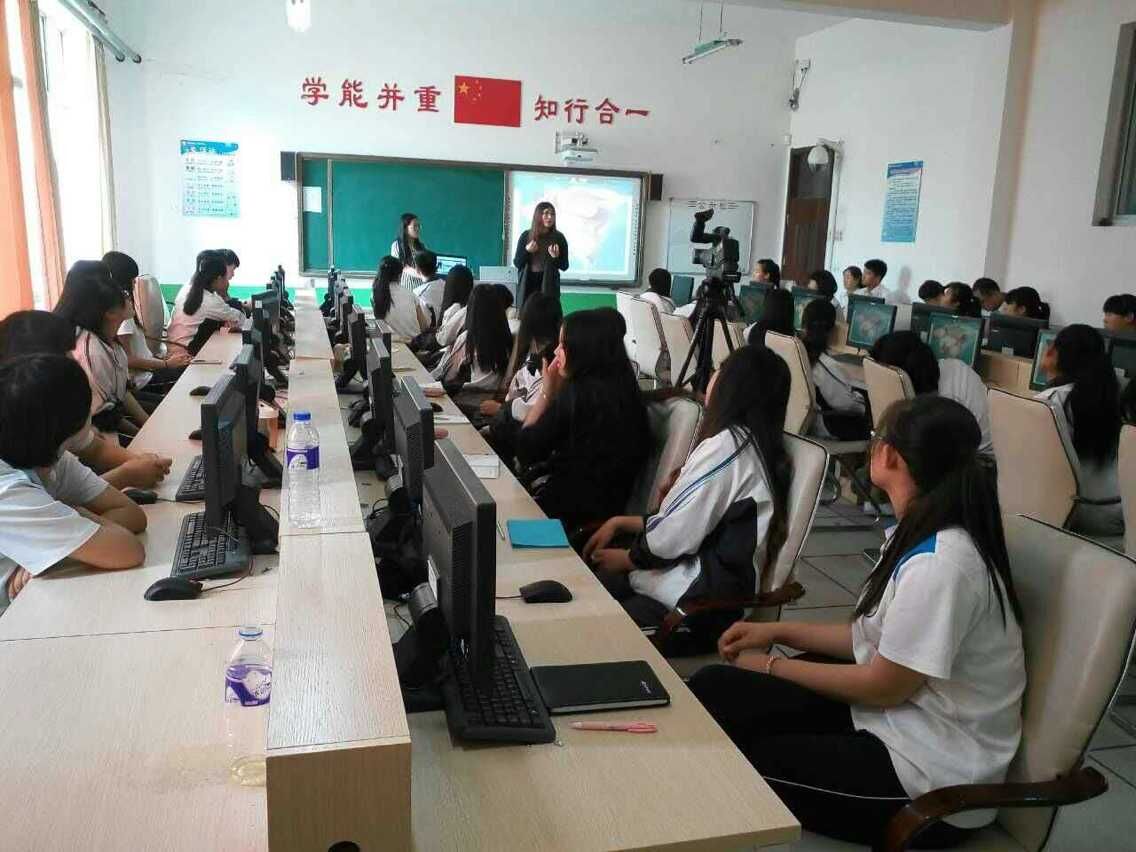 乐好集团副总崔正千秋女士详细为学生们讲解 乐好集团副总崔正千秋女士详细为学生们讲解