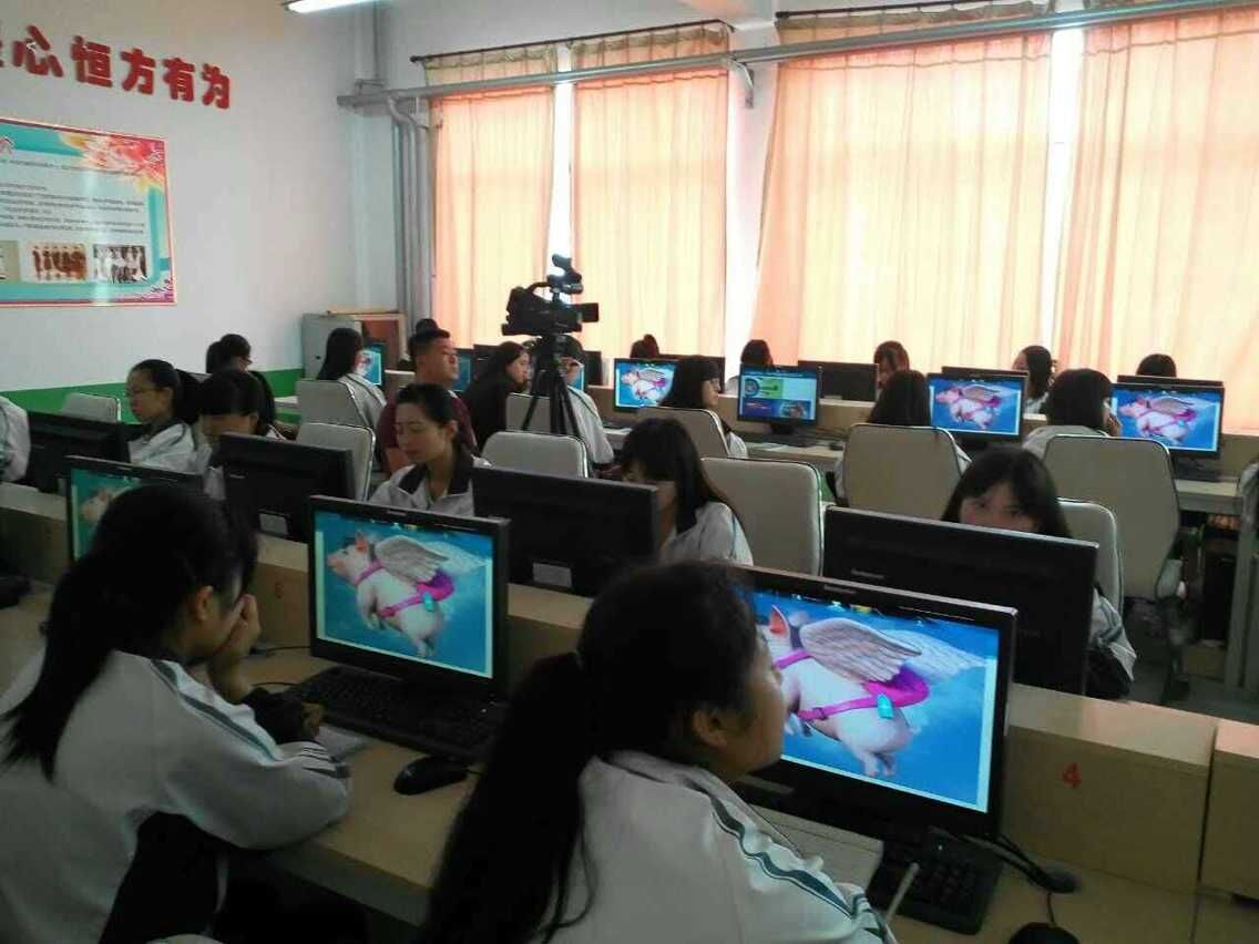 同学们认真听乐好千秋职业装总经理崔正千秋讲课 同学们认真听乐好千秋职业装总经理崔正千秋讲课
