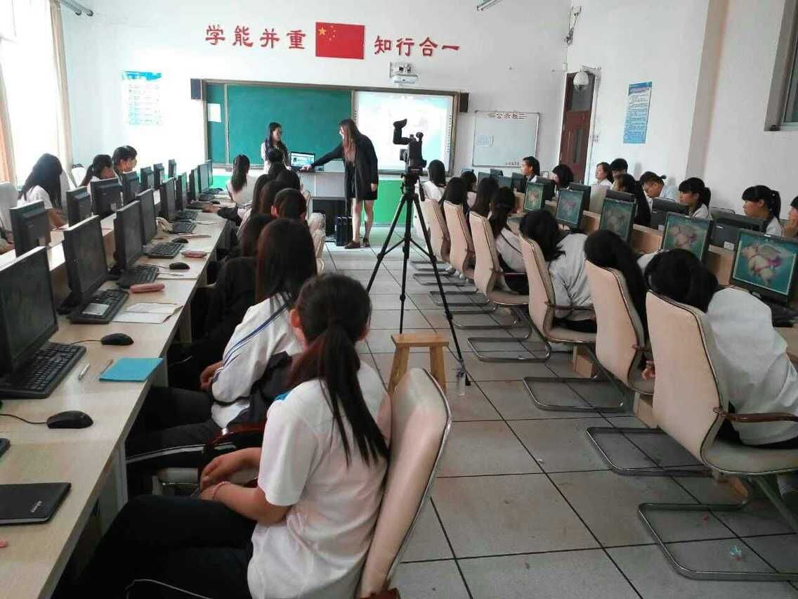 乐好千秋职业装总经理崔正千秋细心为同学们分析问题 乐好千秋职业装总经理崔正千秋细心为同学们分析问题