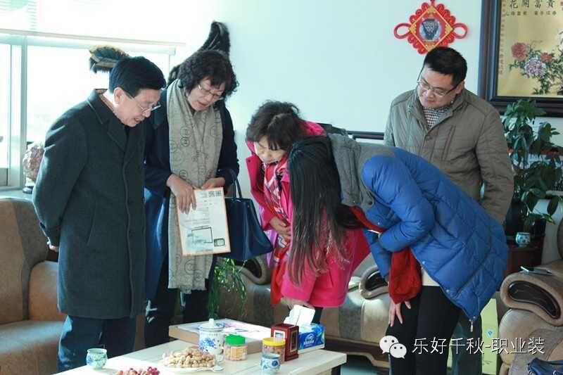 青特集团董事长纪爱师（左一）来乐好集团参观交流
