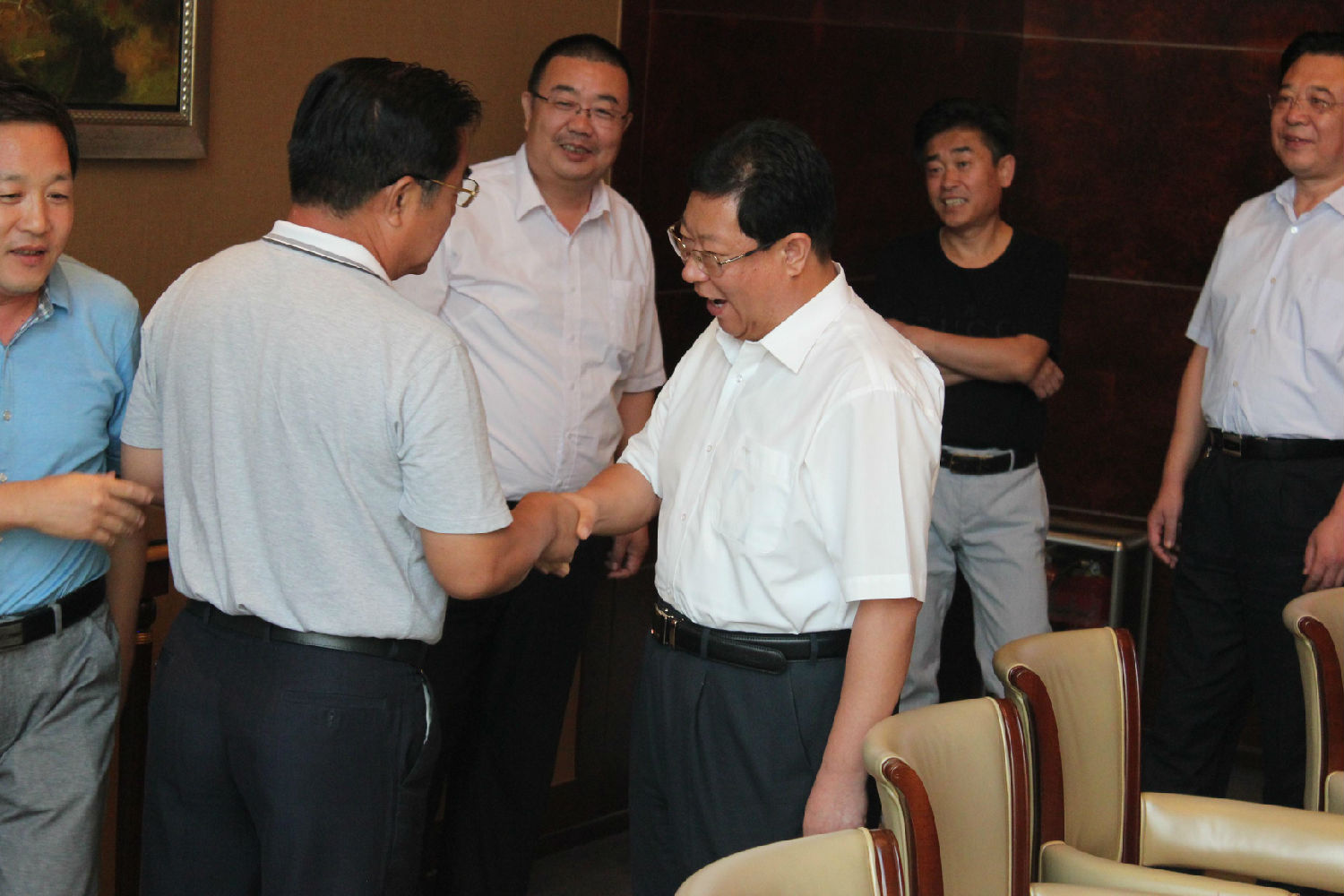 潍坊安丘市市长桑福岭先生与崔氏历史文化研究会会长崔立新先生、山东分会长崔连弟先生亲切握手