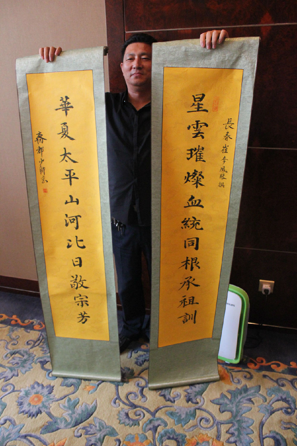 乐好集团董事长崔树彬先生展示崔氏历史文化研究会赠与新加坡方的字画