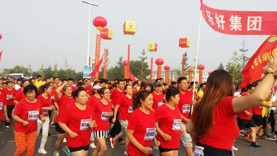 乐好集团副总经理崔正千秋女士带队开跑