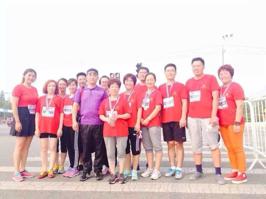 乐好集团董事长崔树彬先生与部分参赛人员合影