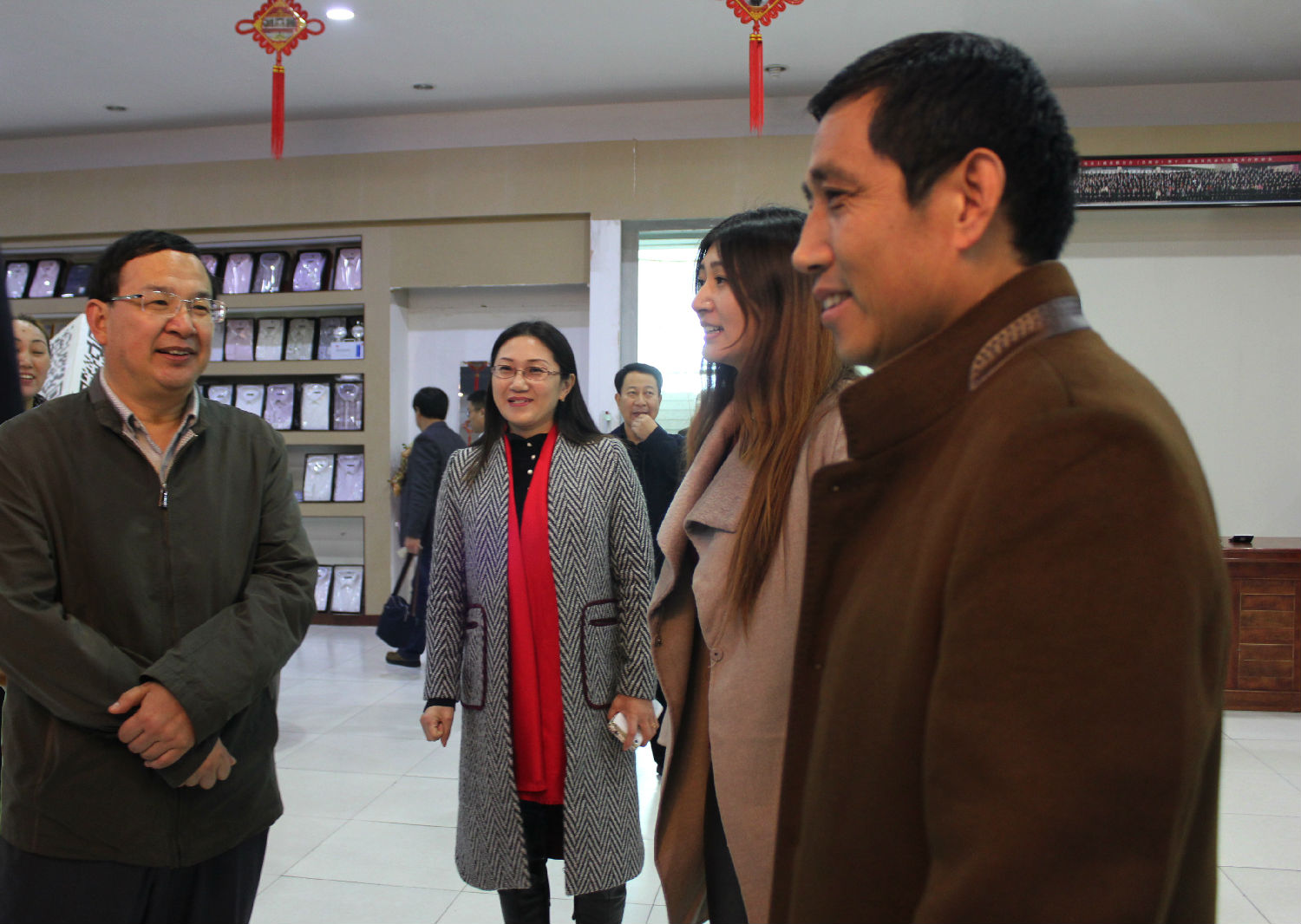左一莱西市市委副书记、市长纪家栋先生、左二乐好集团总经理崔玉波女士、右一乐好集团总裁崔树文先生、右二乐好集团副总经理崔正千秋女士 左一莱西市市委副书记、市长纪家栋先生、左二乐好集团总经理崔玉波女士、右一乐好集团总裁崔树文先生、右二乐好集团副总经理崔正千秋女士