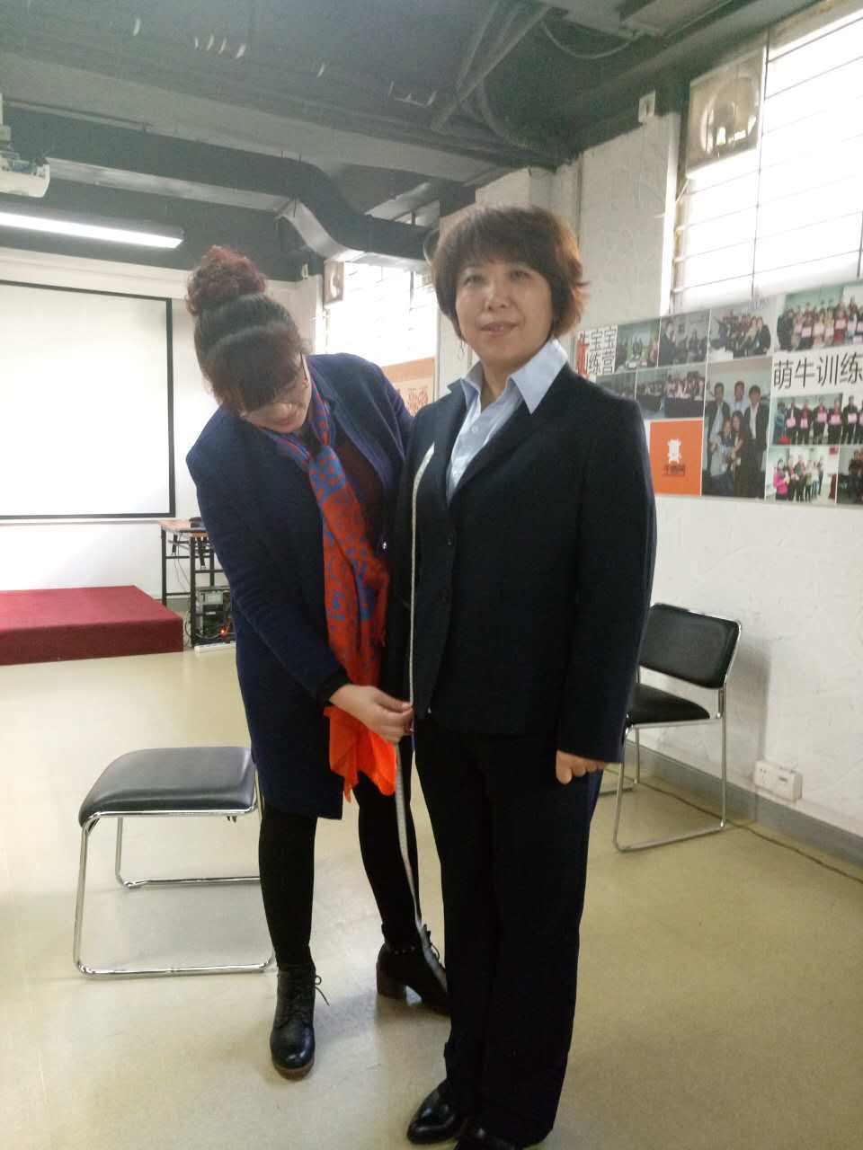 乐好千秋职业装电商部主任李秀红女士为牛商网领导们量体