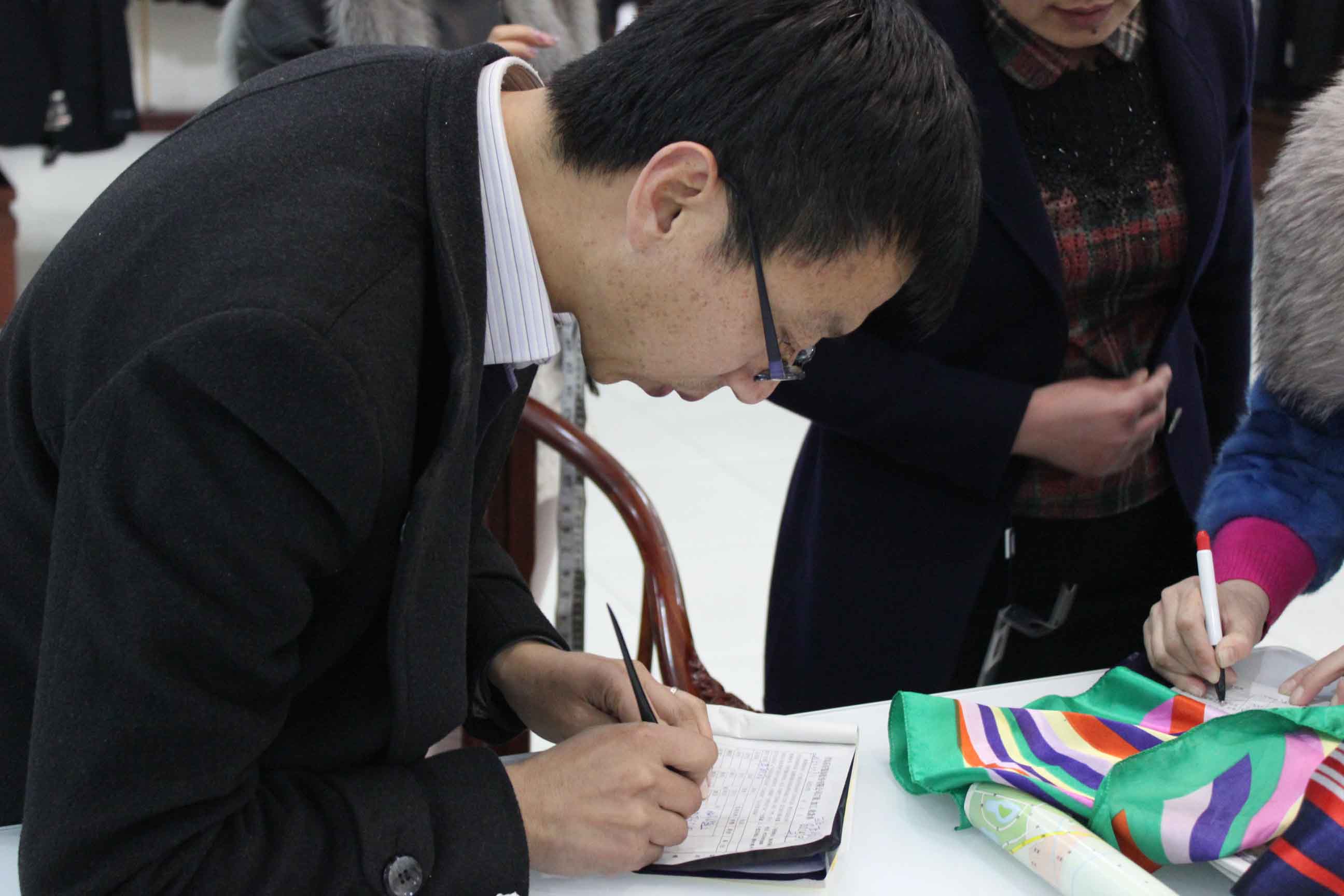 高级设计师鞠小龙老师亲自为顾客单独设计