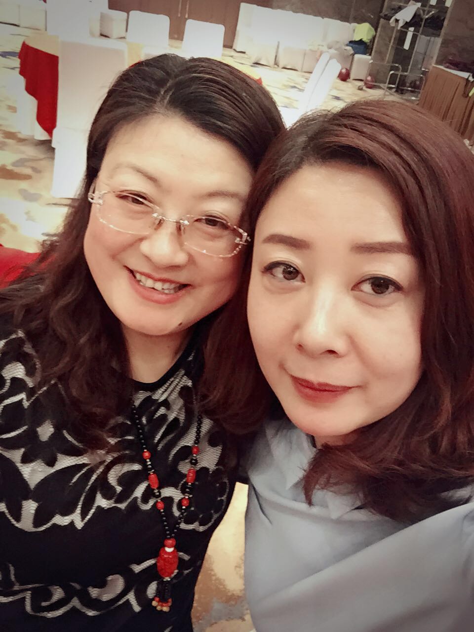 乐好集团业务三部销售经理朱永芝女士（左一）