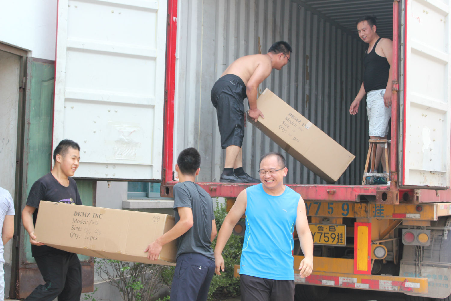 英国迎宾服发货工人们装车