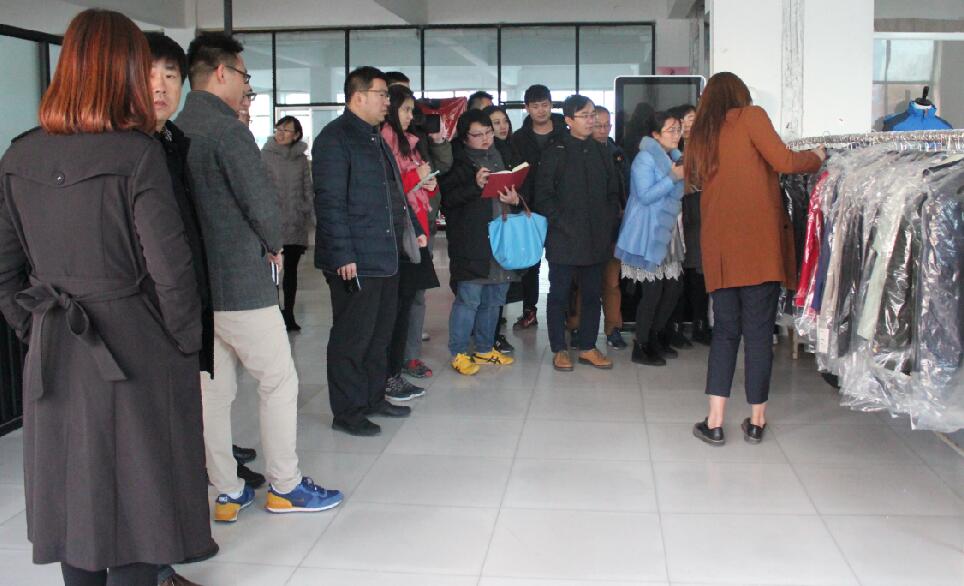 乐好千秋职业装总经理崔正千秋女士为省电商会领导讲解服装细节