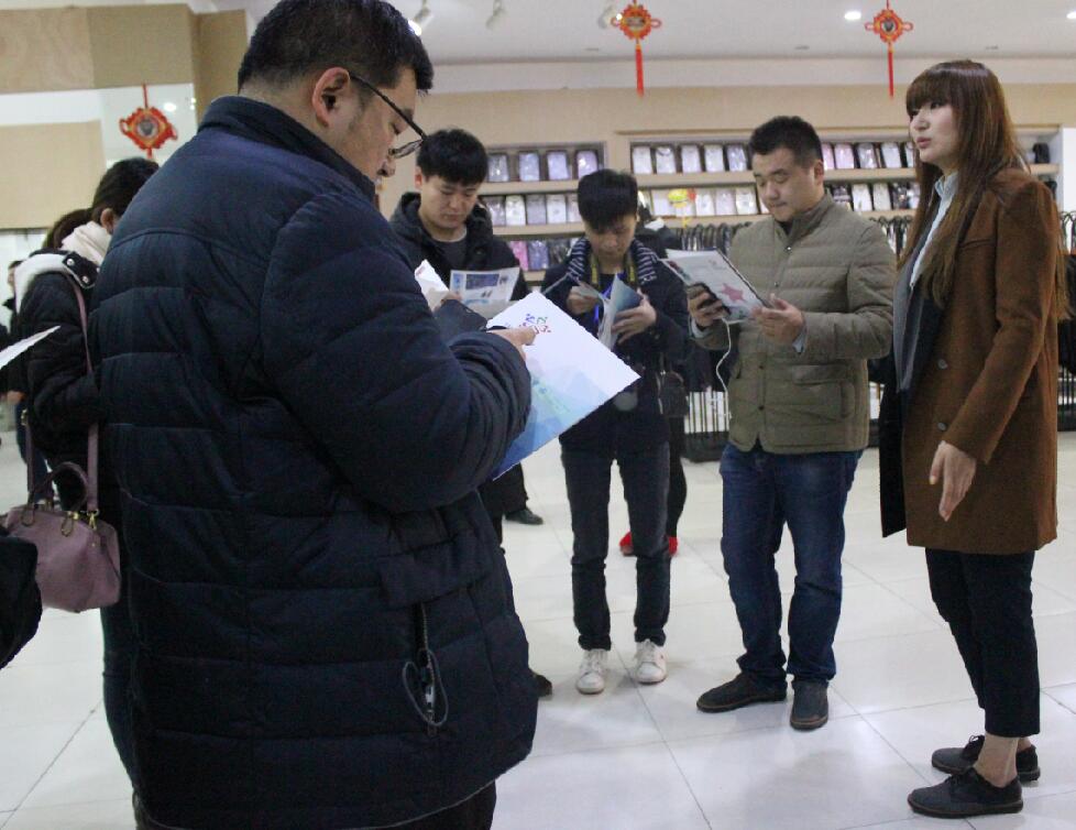 乐好千秋职业装总经理崔正千秋女士介绍记者采访