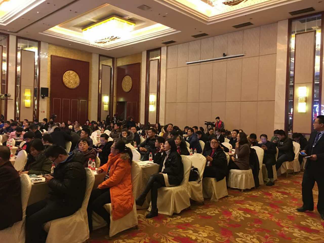等待郑博文老师入场 等待郑博文老师入场