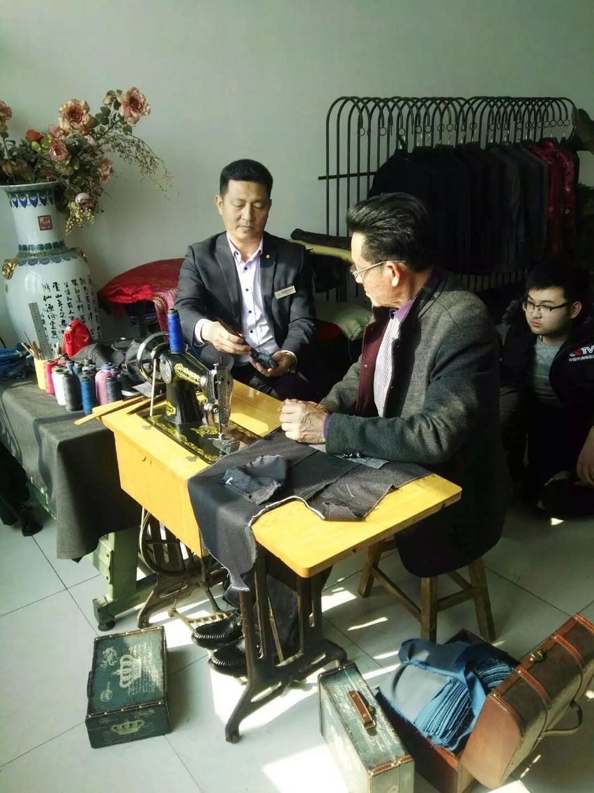 崔乐好先生手工缝制西服 崔乐好先生手工缝制西服