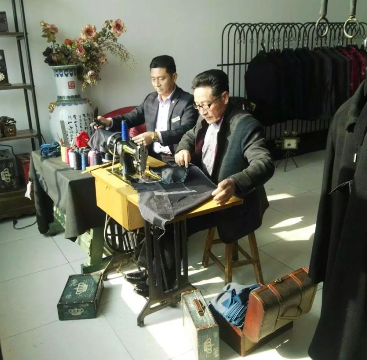 乐好集团董事长崔树彬先生（右一）