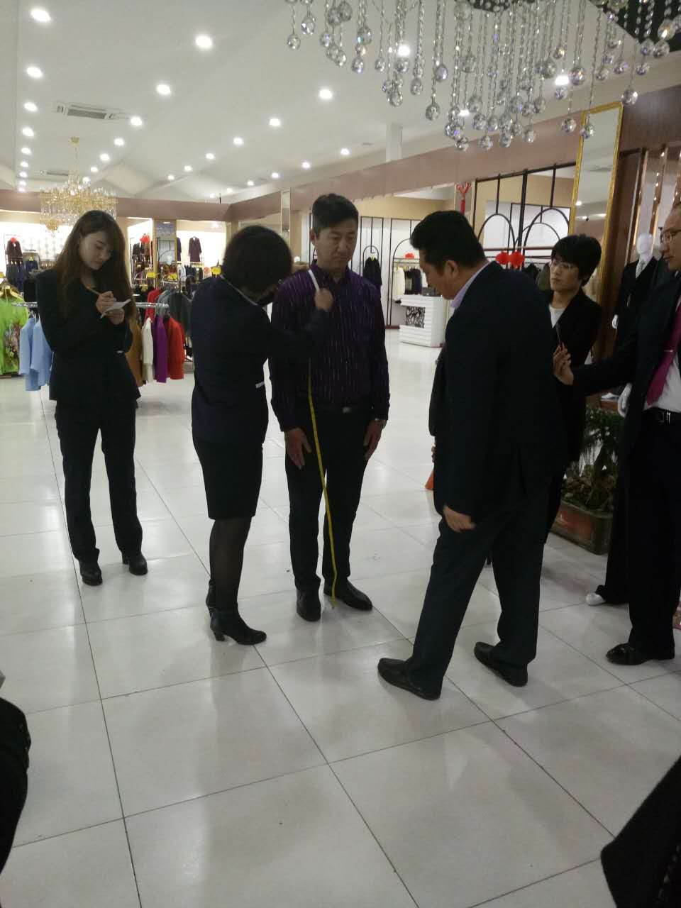 西服定制厂家现场量体