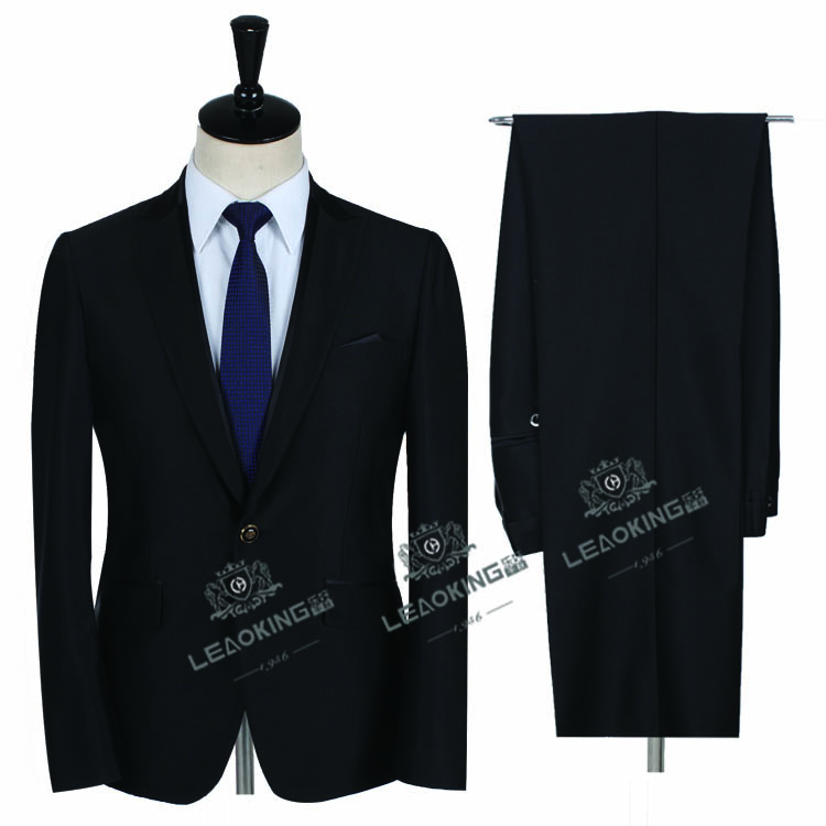 如何挑选自己满意的西服定制