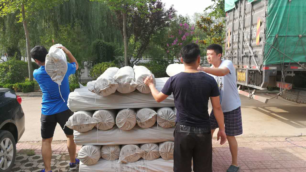 乐好集团的家人们正在搬运面料