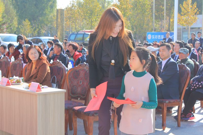 乐好千秋职业装总经理崔正千秋女士同小演员合影