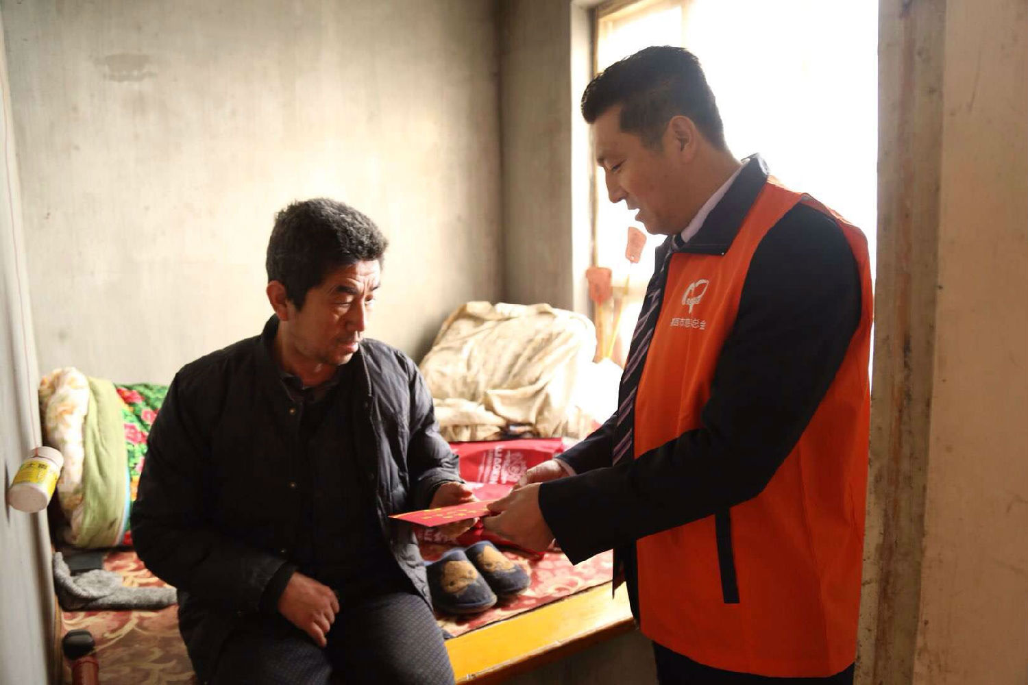 乐好集团董事长崔树彬先生帮扶贫困户