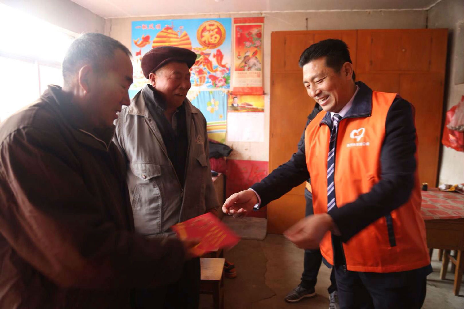 帮扶小组送救助金到家