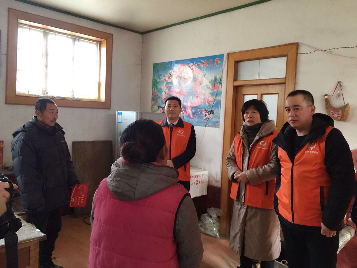 莱西市慈善总会、店埠镇慈善商会的领导们帮扶贫困户