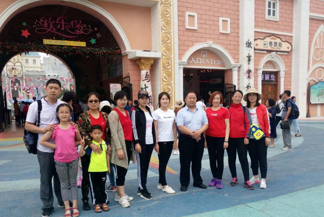 蓬莱欧乐宝入门口合影