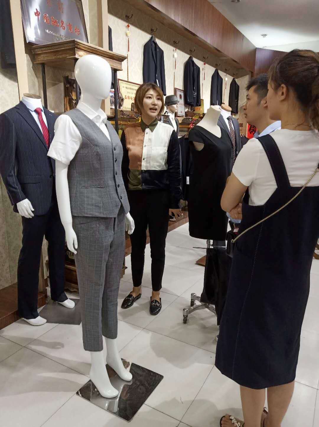 崔正千秋女士为冯总介绍乐好集团的职业装 崔正千秋女士为冯总介绍乐好集团的职业装