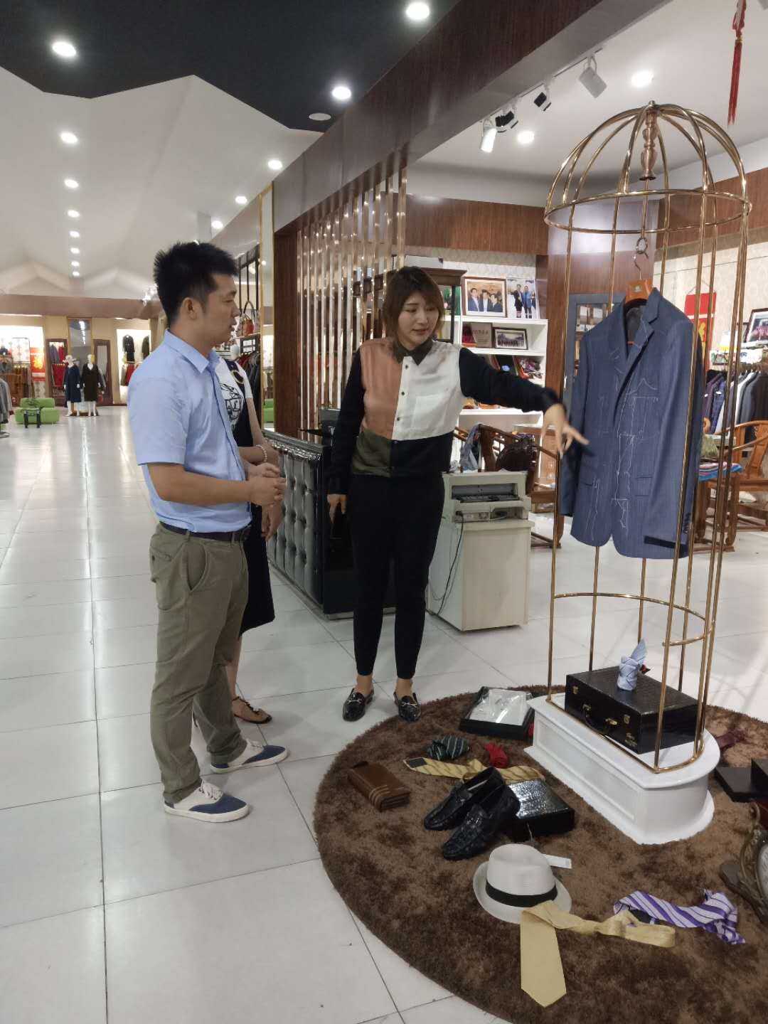 崔正千秋女士为冯总介绍乐好集团纯手工高端定制服装 崔正千秋女士为冯总介绍乐好集团纯手工高端定制服装